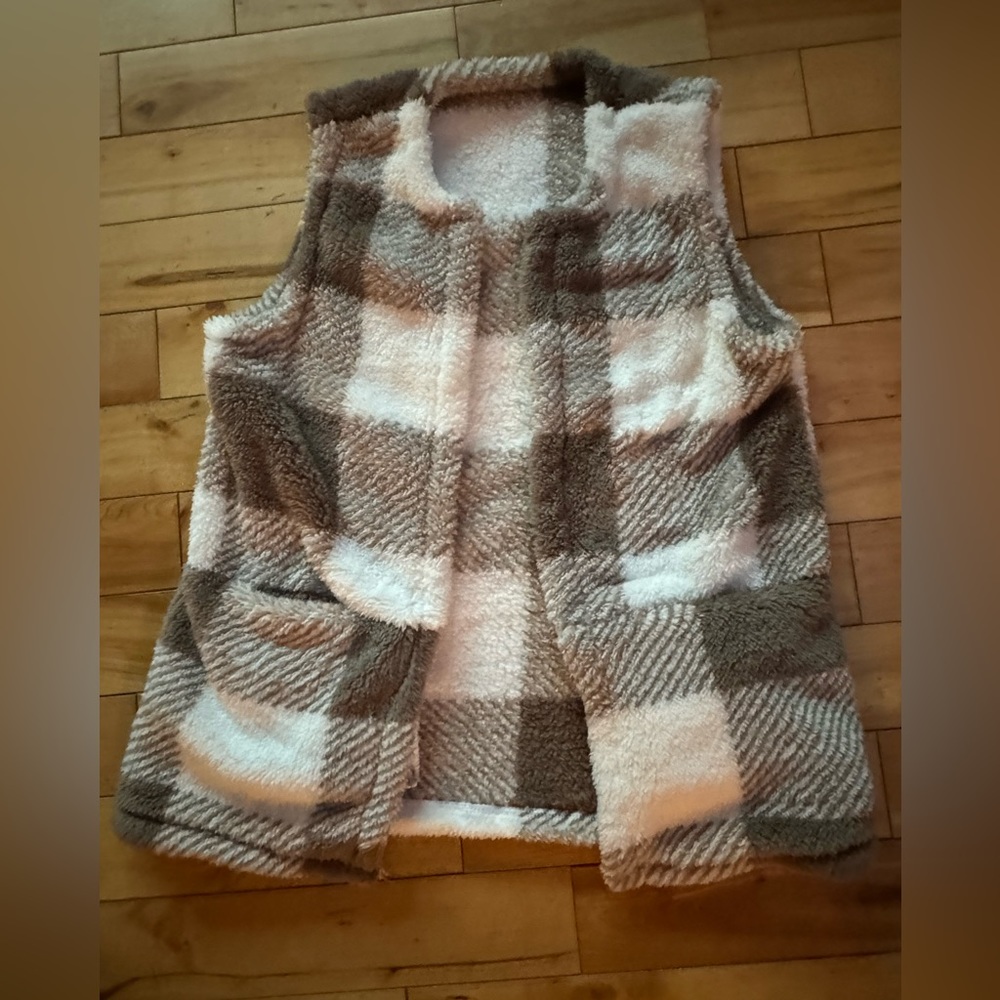 This is a brand new COZY fleece Sherpa style vest. No tags-has been laundered